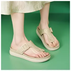 Dettaglio dei sandali infradito con strass e comoda suola platform per un look estivo