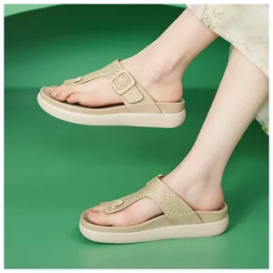 Vista dettagliata di sandali infradito beige con strass, zeppa e cinturino regolabile.