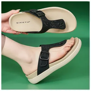 Vista dettagliata dei sandali infradito neri da donna con strass e suola comfort
