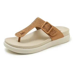 Sandali infradito da donna marroni con strass e comoda suola spessa con zeppa platform