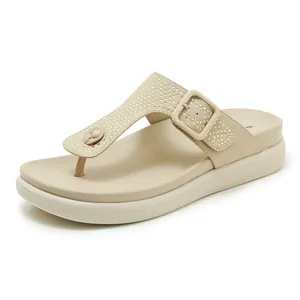 Eleganti infradito con zeppa da donna decorate con strass in una tonalità beige