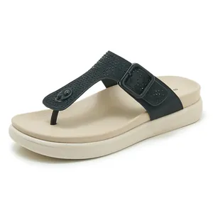 Infradito nere con strass e comoda suola platform per il massimo comfort quotidiano.
