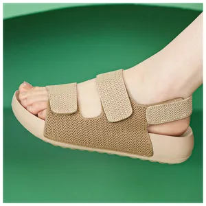 Primer plano de sandalias tejidas con correas dobles de velcro y suela blanda cómoda
