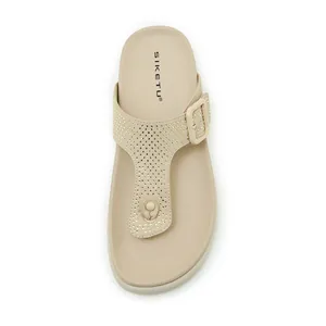 Vista dettagliata di sandali infradito beige con cinturini in strass e fibbia laterale