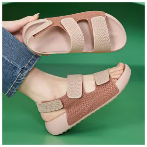 Primer plano de sandalias tejidas rosas para mujer con doble tira de velcro y suela blanda