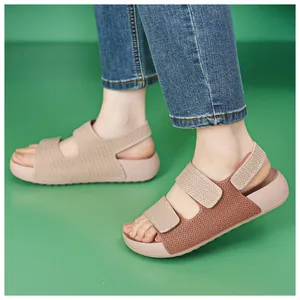 Primer plano de sandalias tejidas para mujer con correas dobles de velcro