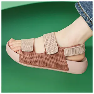 Detalle de sandalias tejidas rosas para mujer con doble tira de velcro y suela blanda