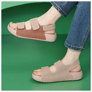 Primer plano de sandalias de punto para mujer con doble velcro y suela suave rosada.