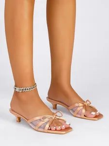 Elegantes sandalias de tacón bajo en oro rosa con lazo y diseño de malla fina.
