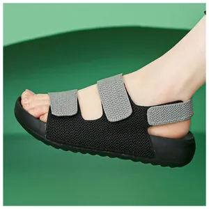Vista lateral detallada de sandalias tejidas para mujer con correas de velcro grises y suelas