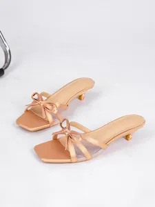 Elegantes sandalias francesas color albaricoque con tacón bajo y detalle de lazo