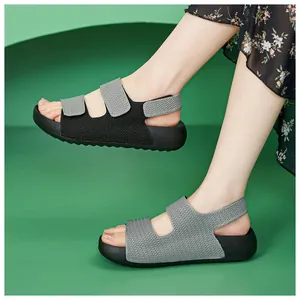 Detalle de sandalias tejidas para mujer con suelas blandas y correas de velcro