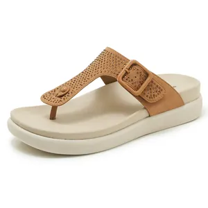 Infradito platform comode per donna con strass e dettaglio fibbia in marrone chiaro.