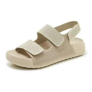 Primer plano de sandalias de punto beige con doble velcro y suela de plataforma