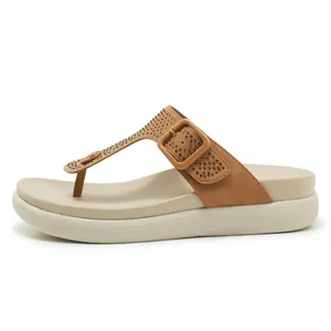 Comodi sandali con zeppa a T marroni con strass e suola platform per la spiaggia