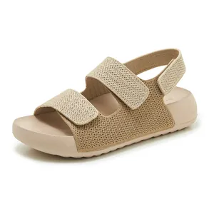 Primer plano de sandalias tejidas beige para mujer con doble tira de velcro y suela blanda