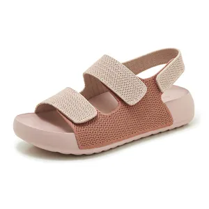 Primer plano de sandalias tejidas rosas para mujer con correas dobles de velcro