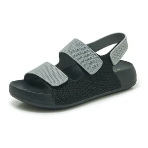 Vista detallada de sandalias tejidas para mujer con correas de velcro y suela suave.