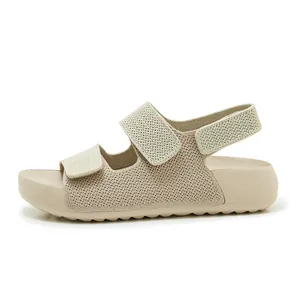 Vista lateral de sandalias playeras de mujer tejidas en beige con cierre de velcro