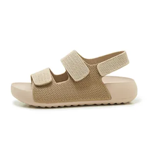 Perfil lateral de sandalias tejidas beige para mujer con dos correas de velcro ajustables