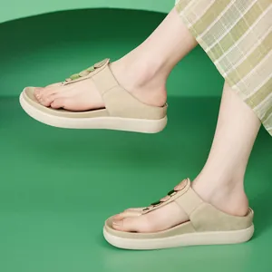 Eleganti infradito con zeppa beige e decorazioni circolari in strass.