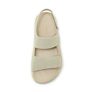 Vista superior de sandalias beige con doble tira tejida y velcro