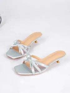 Elegantes sandalias de tacón bajo azul claro con un lazo de malla y punta cuadrada