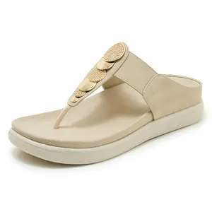 Eleganti sandali infradito con zeppa beige da donna con dettagli metallici dorati