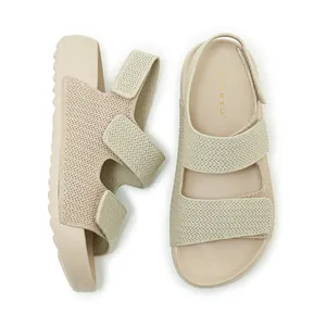 Vista detallada de sandalias tejidas beige para mujer con correas de velcro ajustables.