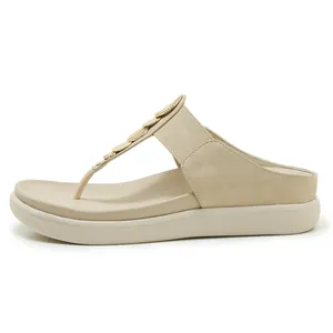 Eleganti sandali con zeppa beige con dischi di strass dorati per la moda estiva