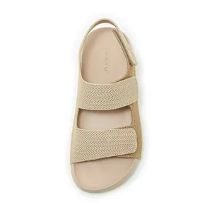 Vista superior detallada de sandalias tejidas beige con cierre de doble tira adhesiva