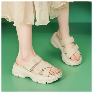 Nahaufnahme von beigen Damen-Plateau-Sandalen mit Klettverschluss-Riemen