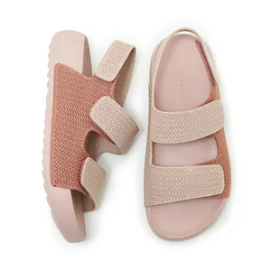 Detalle de cerca de sandalias tejidas rosas para mujer con correas de velcro dobles suaves