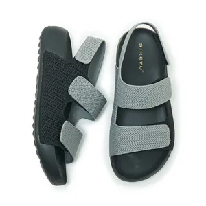Vista superior de sandalias tejidas con correas de velcro grises ajustables