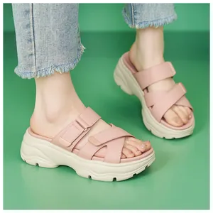 Nahaufnahme von rosa Plateau-Sandalen für Damen mit Klettverschluss-Riemen