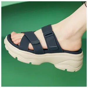 Detailansicht der dunkelblauen Damen-Plateausandalen mit verstellbaren Klettverschlüssen