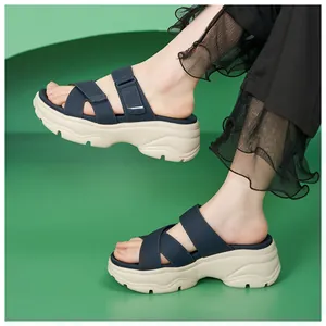 Seitenansicht von dunkelblauen Plateausandalen mit Klettverschluss am Model
