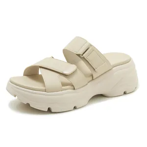 Modische beigefarbene Plateau-Sandalen mit klobiger Sohle und doppeltem Klettverschluss
