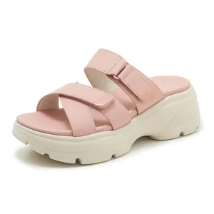 Rosa Plateau-Sandalette mit verstellbaren Klettverschlüssen und klobiger weißer Sohle