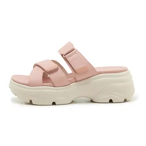 Seitenansicht der schicken rosa Plateau-Sandalen mit verstellbarem Klettverschluss