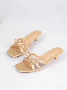 Elegantes sandalias de tacón bajo color champán con tiras de malla y lazos decorativos