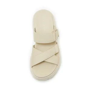 Draufsicht auf beige Plateau-Sandalen für Damen mit verstellbaren Klettverschlüssen und dicken Sohlen