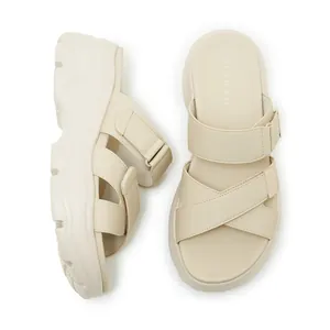 Draufsicht und Seitenansicht beigefarbener Plateau-Sandalen mit Klettverschluss