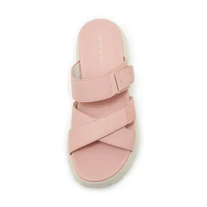 Detaillierte Draufsicht auf rosa Plateausandalen für Damen mit Klettverschlussbändern