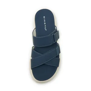 Draufsicht auf marineblaue Plateausandalen mit Klettverschluss und Kreuzband