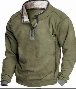 Detailansicht der olivgrünen Herren-Wildlederjacke mit Fleecekraken und Viertelreißverschluss