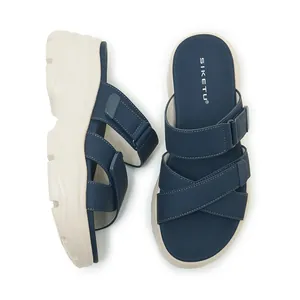 Detailansicht von marineblauen Plateausandalen mit Klettverschluss und SIKETU-Logo