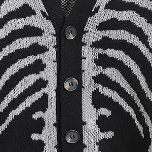 Gros plan du motif jacquard cage thoracique squelette sur un gilet en maille noire.