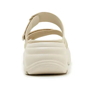 Rückansicht von minimalistischen beige Plateausandalen mit dicker, rutschfester Profilsohle