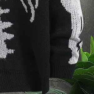 Détail du motif jacquard squelette blanc sur un cardigan d'Halloween en maille noire de qualité